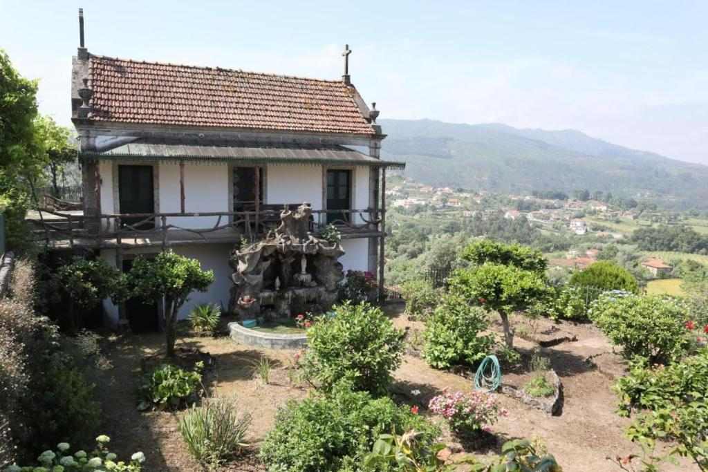 Traditional quinta overlooking the green Minho hills
